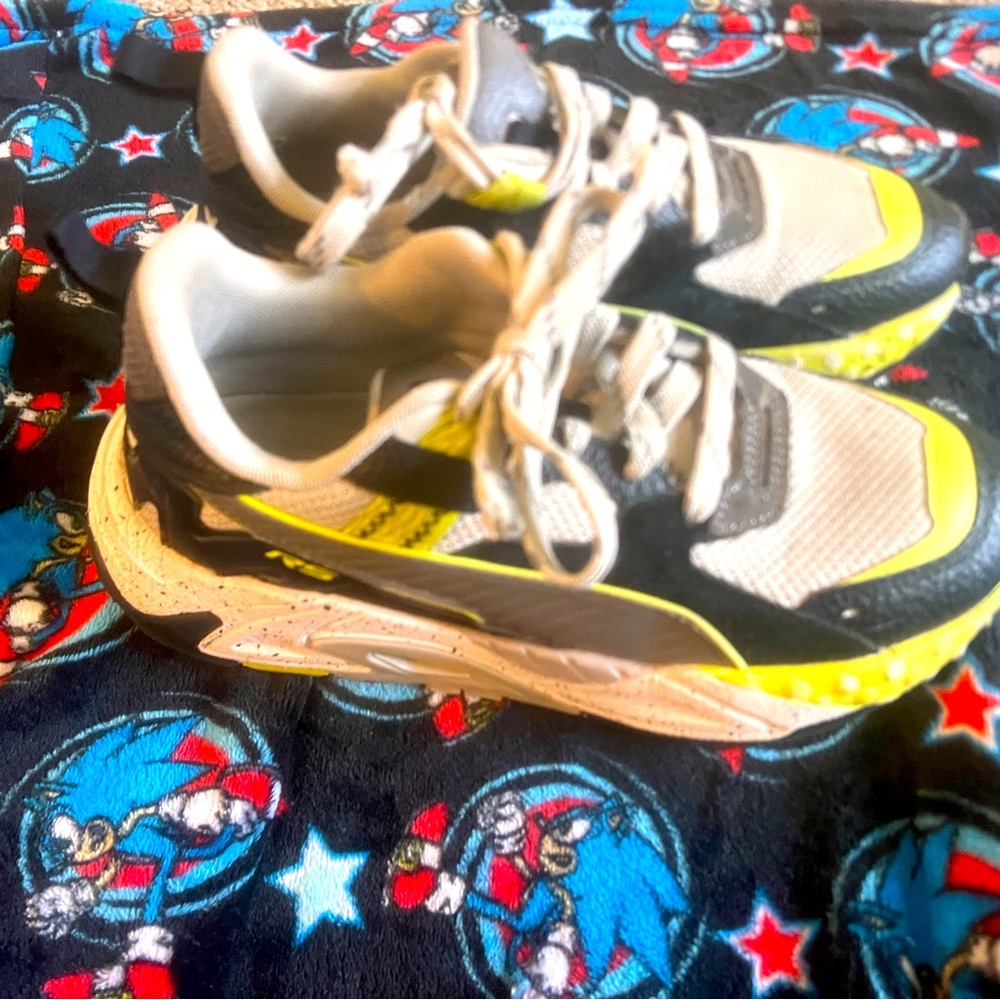 Kids puma sneakers